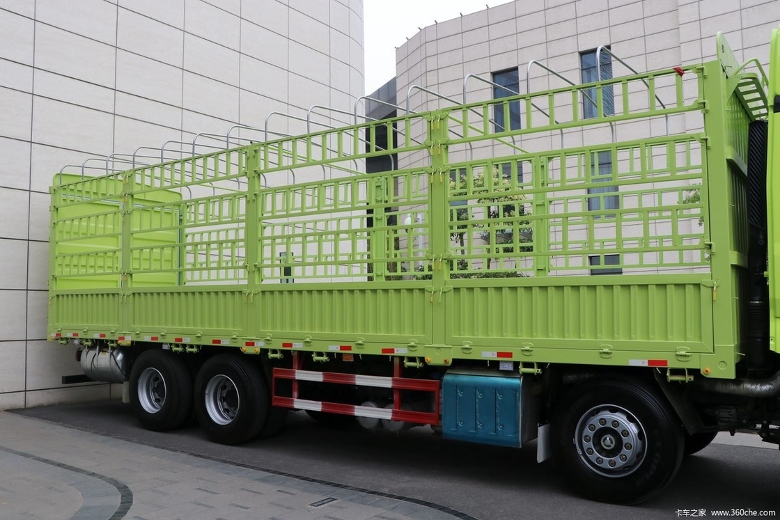 Jiefang Heavy Fence Truck Green Body High Roof 460HP 8X4 9.4m 12-Speed ​​Diesel Truck