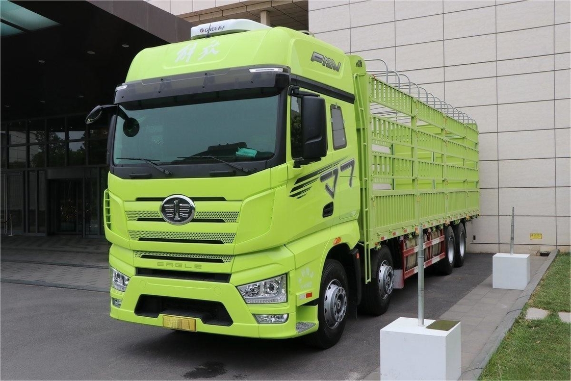 Jiefang Heavy Fence Truck Green Body High Roof 460HP 8X4 9.4m 12-Speed ​​Diesel Truck