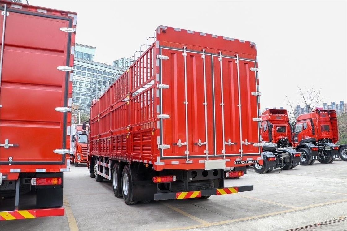 FAW Jiefang Fence Truck Large Row Half Seat 560HP 8X4 9.4m AMT Automatic Transmission