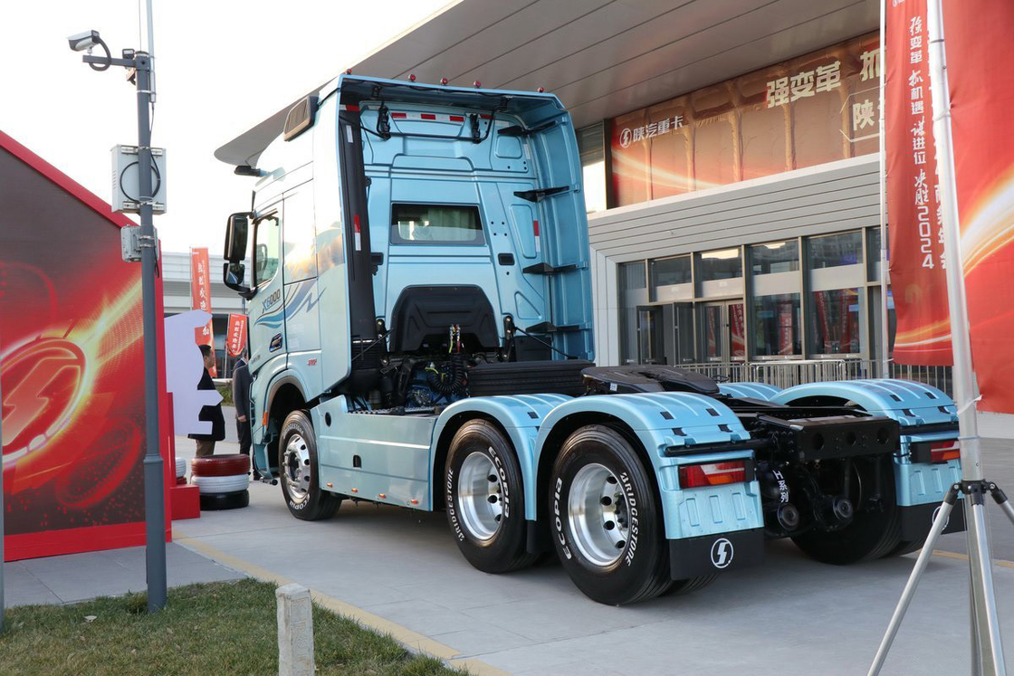 Shacman Tractor Truck Conditioner High Roof Top Side Fairing 840HP 6X4 AMT Hydraulic Buffer