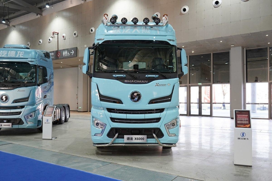 Shacman X6000 Tractor Truck Diesel 700 Hp 6X4 LNG AMT High Roof Single Row And Half Seats