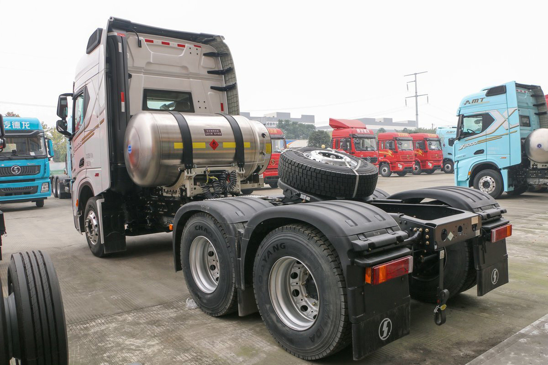 Shacman Tractor Truck X5000S Single-Row Half-Seat 560 Horsepower 12-Speed 6X4 LNG Tractor