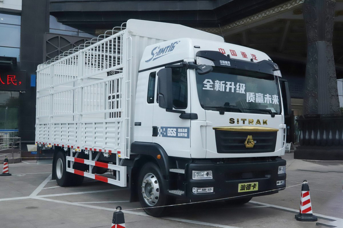 Airbag Shock-Absorbing Seat AMT Automated Manual 270HP 4*2 6.8m Sinotruk Sitrak Fence Truck