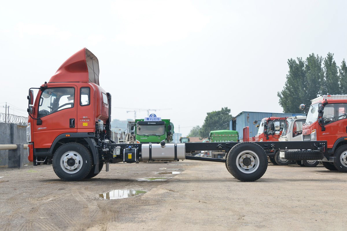 Sinotruk High Roof Deflector 190hp Howo Truck Chassis Can Be Installed With 5.75m Fence Truck