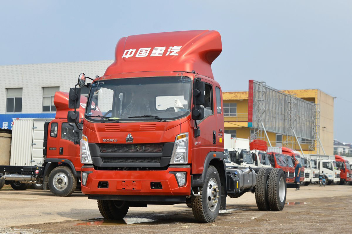 Sinotruk High Roof Deflector 190hp Howo Truck Chassis Can Be Installed With 5.75m Fence Truck
