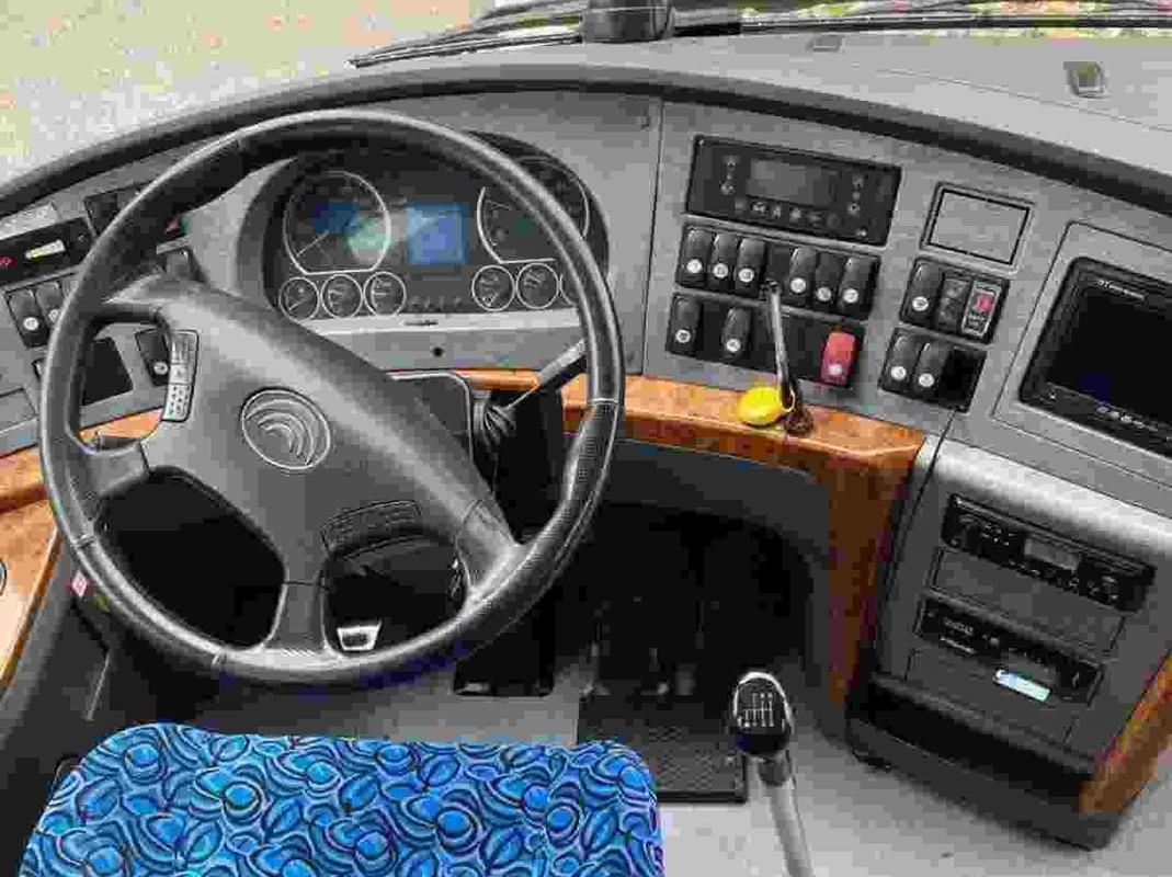 Luxurious Used YUTONG Bus 2015 Year Euro-IV Emission 51 Seats Large Luggage Compartment