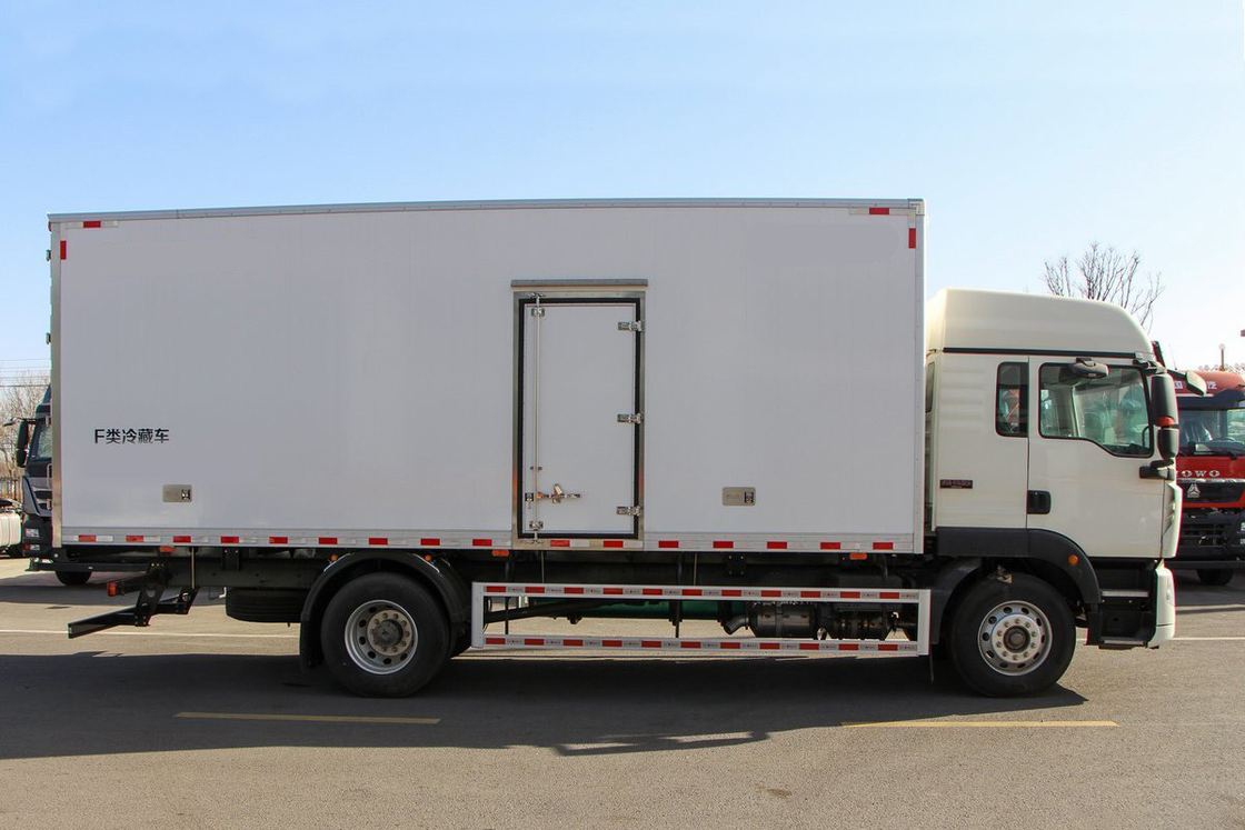 Howo ZZ5187 Freight Refrigerated Truck Diesel 8-Speed 220hp 4X2 6.8m Deflector Row Half Cab White Body Three-Door