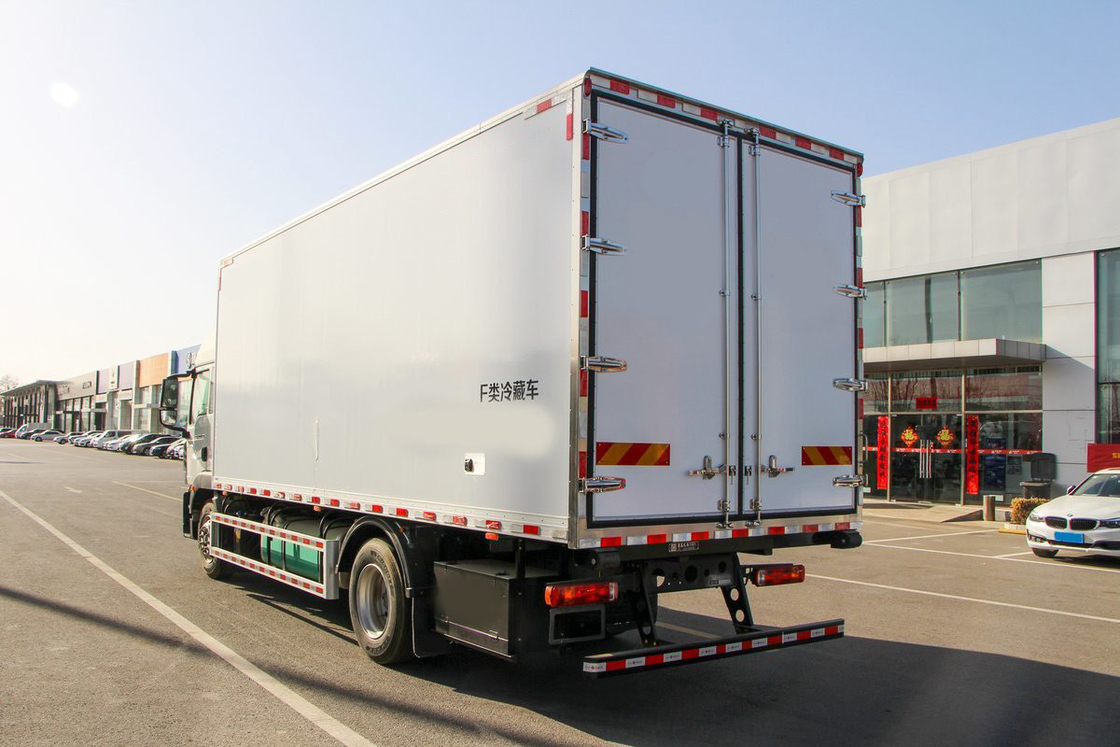 Howo ZZ5187 Freight Refrigerated Truck Diesel 8-Speed 220hp 4X2 6.8m Deflector Row Half Cab White Body Three-Door