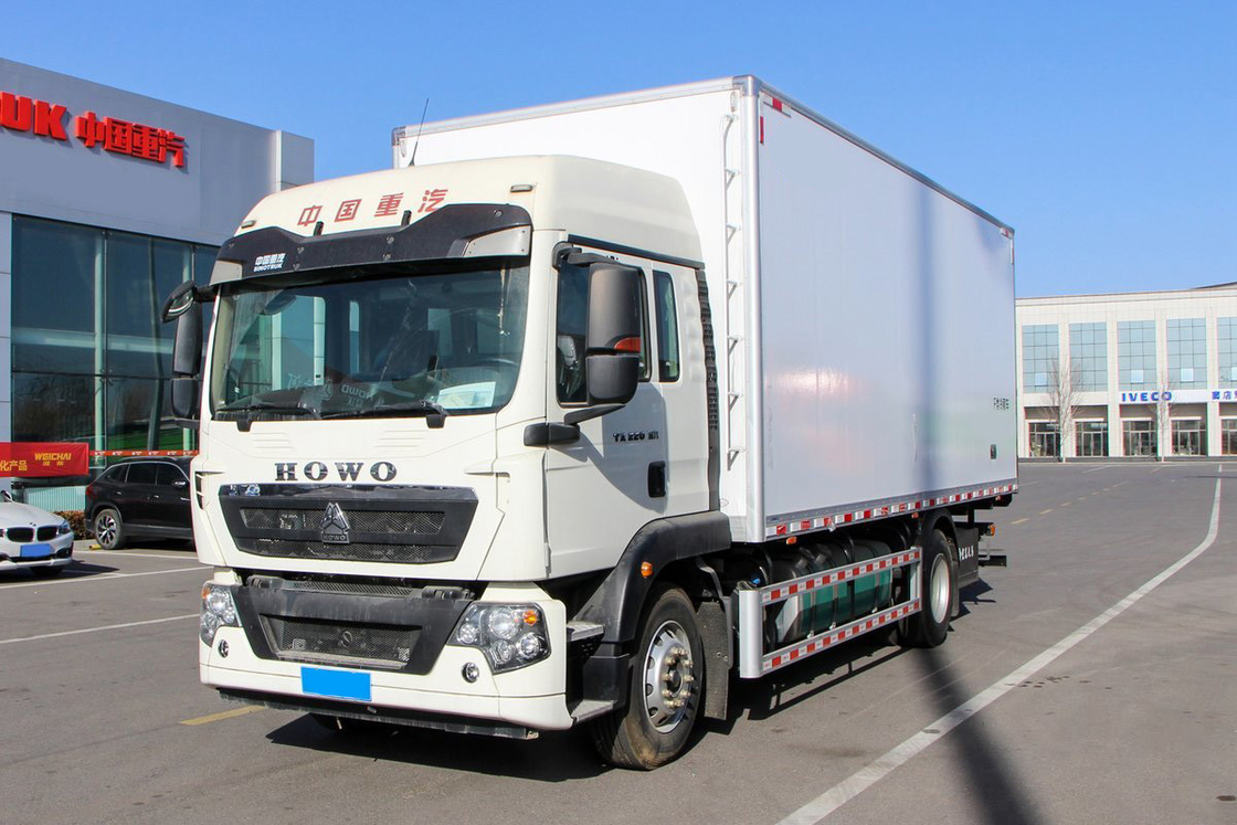 Howo ZZ5187 Freight Refrigerated Truck Diesel 8-Speed 220hp 4X2 6.8m Deflector Row Half Cab White Body Three-Door