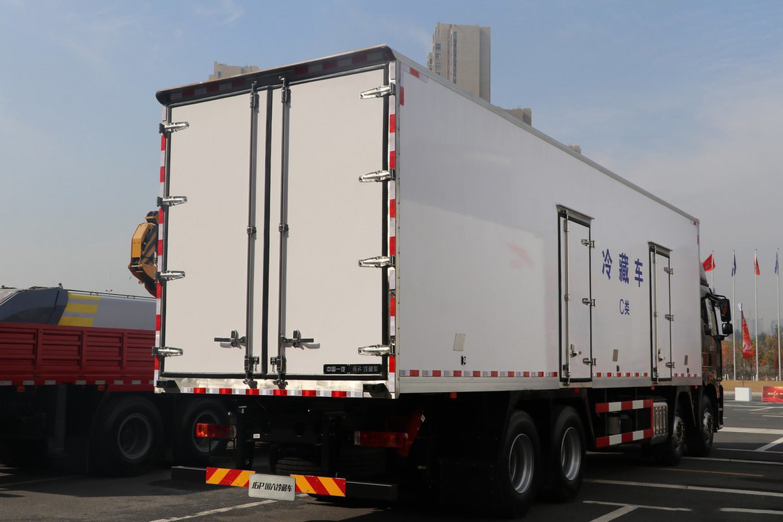 FAW Jiefang CA5320 J6P Heavy Truck Refrigerated Truck Diesel 12 Gears 420 Hp 8X4 9.2m Cargo Box Three Doors