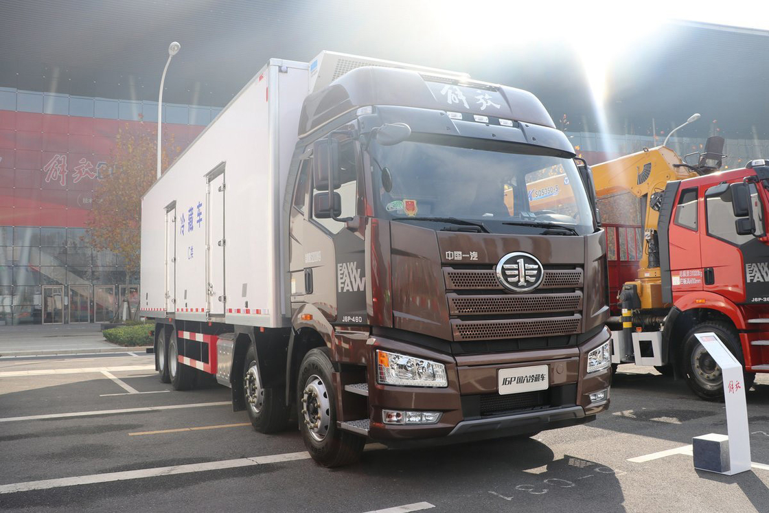 FAW Jiefang CA5320 J6P Heavy Truck Refrigerated Truck Diesel 12 Gears 420 Hp 8X4 9.2m Cargo Box Three Doors