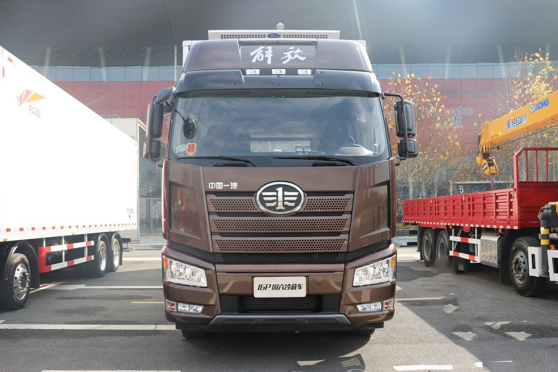 FAW Jiefang CA5320 J6P Heavy Truck Refrigerated Truck Diesel 12 Gears 420 Hp 8X4 9.2m Cargo Box Three Doors