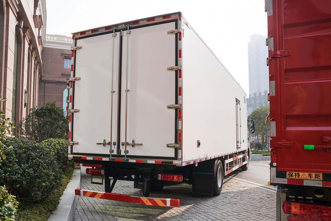 Qingdao Jiefang CA5181 JH6 Half-Row Seats Diesel 10-Speed 350 Hp 4X2 9.7m AMT Automatic Refrigerated Truck