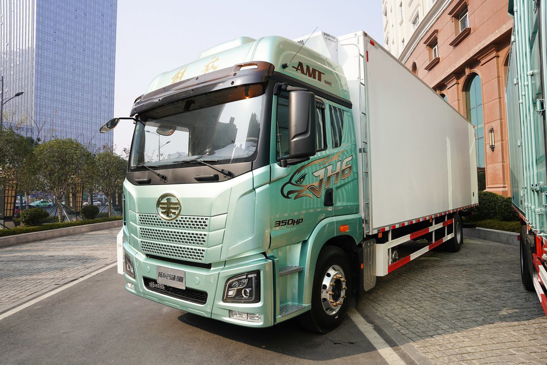 Qingdao Jiefang CA5181 JH6 Half-Row Seats Diesel 10-Speed 350 Hp 4X2 9.7m AMT Automatic Refrigerated Truck