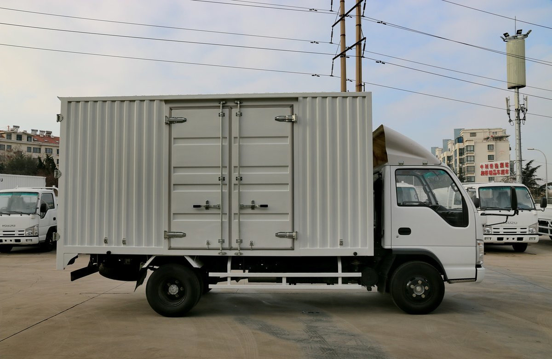 Cargo Trucks Isuzu 15 Tons Lorry Truck Van Box Diesel Engine 5.2L Displacement 4*2 Drive Mode