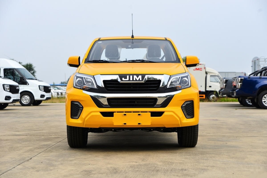 Isuzu Long Wheelbase Double Cab Pickup Truck Large Cargo Bed 2WD Rear-Drive Manual Transmission