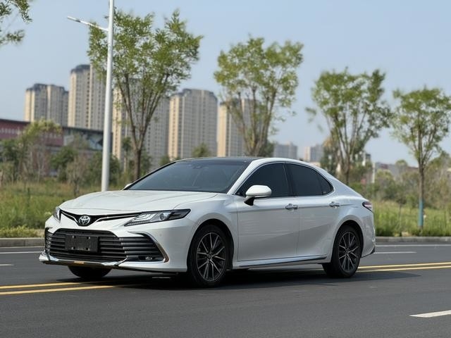 Second-Hand Toyota Camry 2.5L Clean Interior No Accident White Color 2023 Year 99% New Affordable