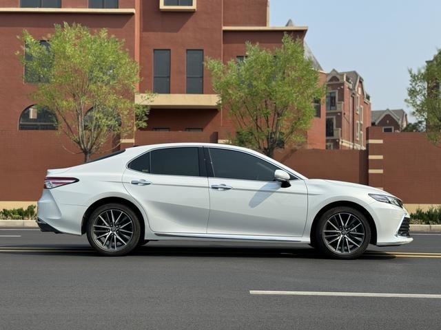 Second-Hand Toyota Camry 2.5L Clean Interior No Accident White Color 2023 Year 99% New Affordable