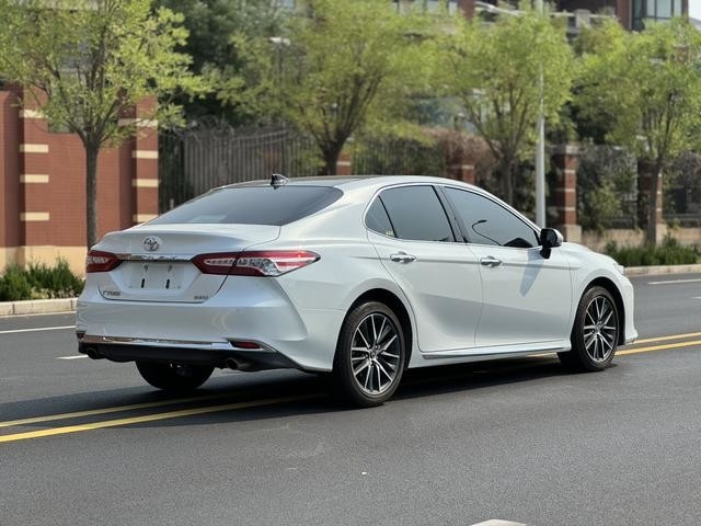 Second-Hand Toyota Camry 2.5L Clean Interior No Accident White Color 2023 Year 99% New Affordable