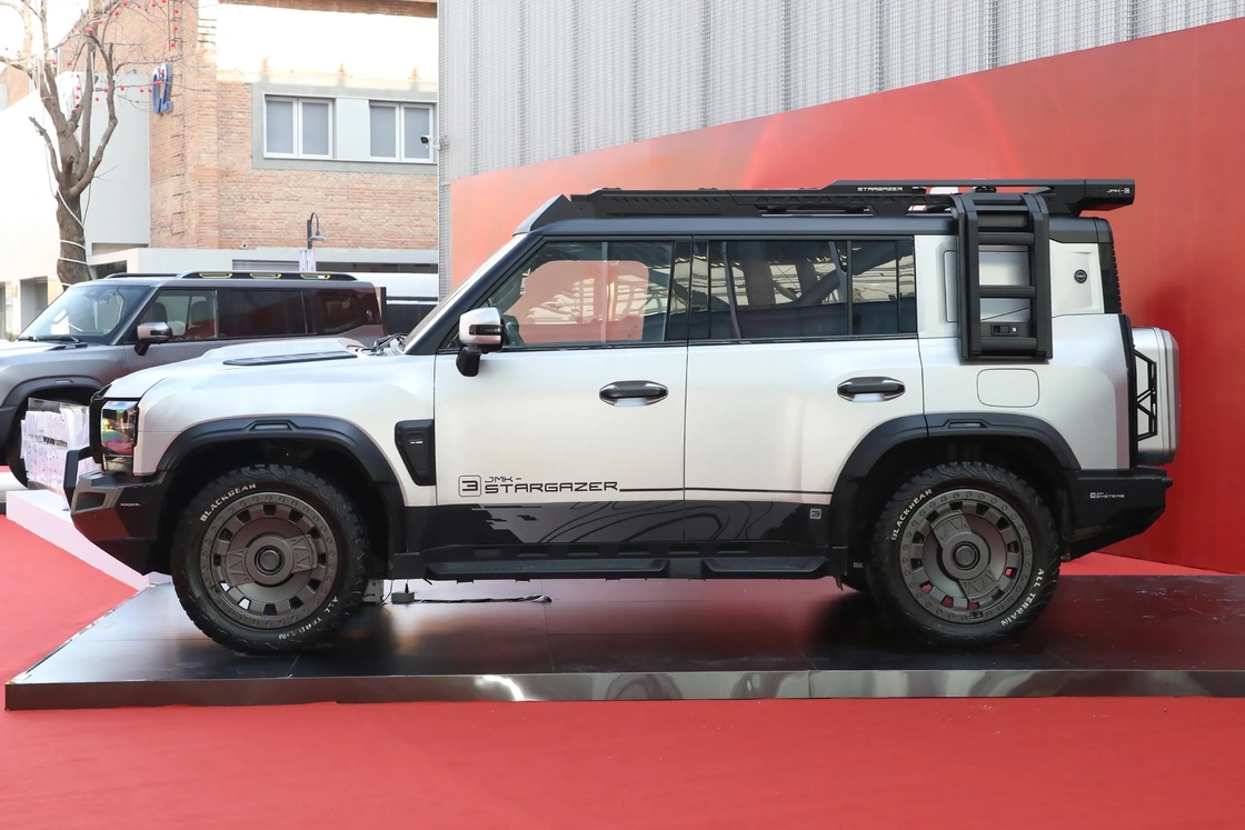 New Sliver Dragon Wing 2024 Year 4WD Gasoline Car Durable Powerful Ideal Car With Customized Color