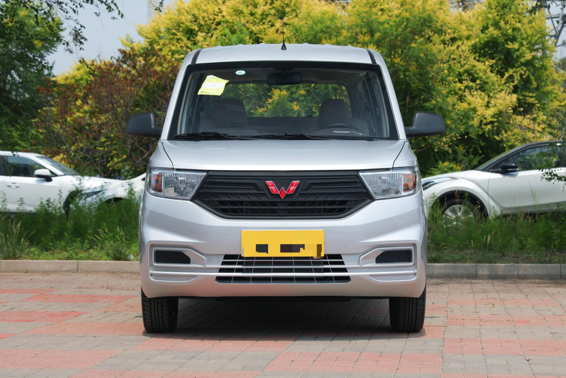 Affordable New Wuling Hongguang V minivan 2022 1.2L 76 hp L4 Gasoline 2WD  Euro 6 For Export for Family use