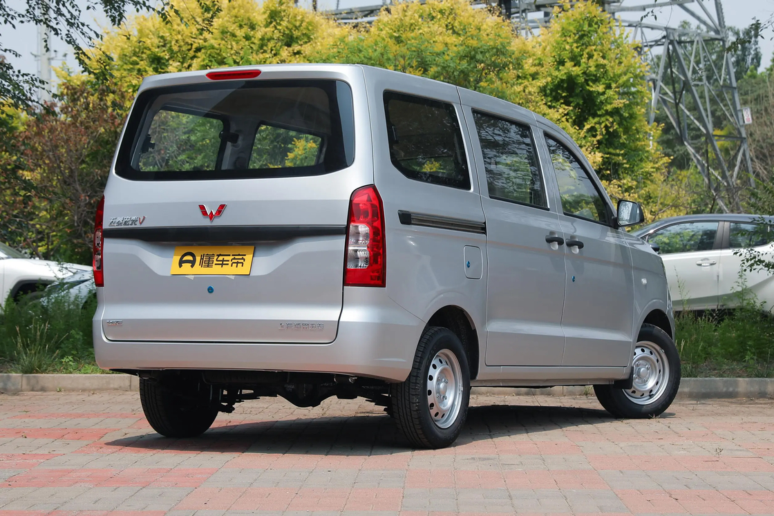 Affordable New Wuling Hongguang V minivan 2022 1.2L 76 hp L4 Gasoline 2WD  Euro 6 For Export for Family use