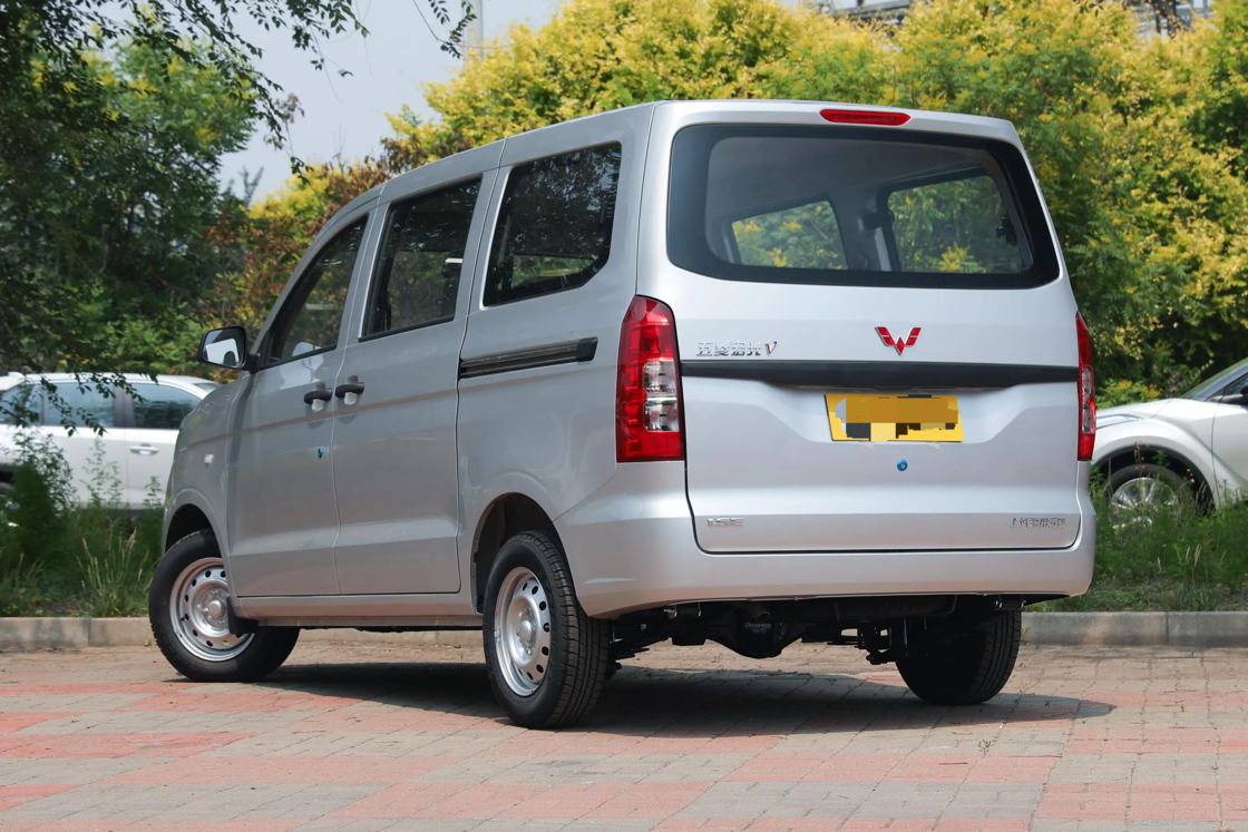 Affordable New Wuling Hongguang V minivan 2022 1.2L 76 hp L4 Gasoline 2WD  Euro 6 For Export for Family use