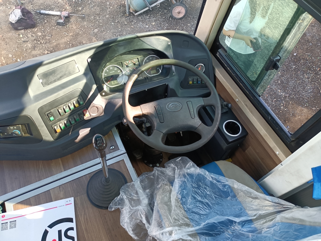 ZK6102D Yutong Used Passenger Bus 2020 57-Seater 2+3 Layout One Door Right-Hand Drive Luxury Bus