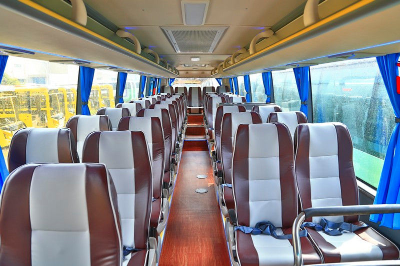 2011 Year 48 Seats Used Passenger Coaches Golden Dragon Brand 300HP Power