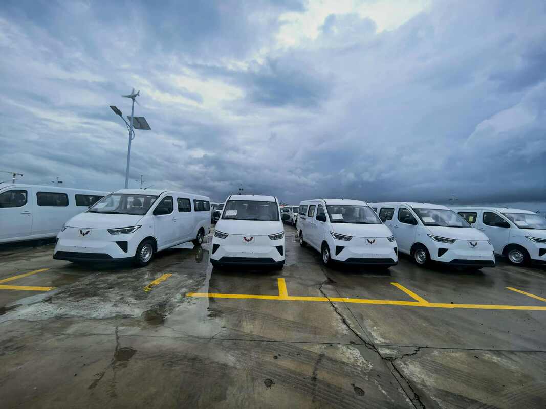 Wuling Yangguang EV, electric minibus, 9 seater electric passenger van, pure electric shuttle bus, light electric bus, LHD electric microbus