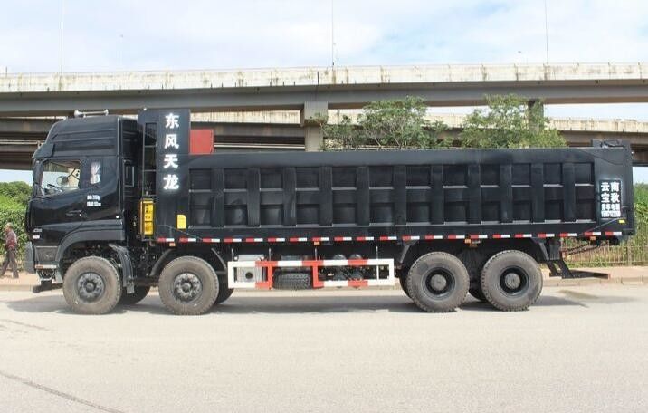 8x4 Drive 420HP Euro IV / V Used Work Trucks With Dongfeng Cummins Engine
