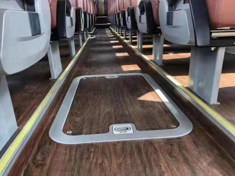 Yutong 6122 Series 55 Seats Second Hand Coach Bus Diesel LHD 2017 Year White Color Luxury Seats With Automatic Door