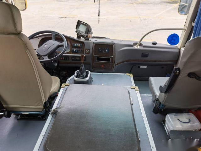 Used Yutong Bus 29 Seats Tour Bus Steel Chassis Front Engine Euro III Left Steering