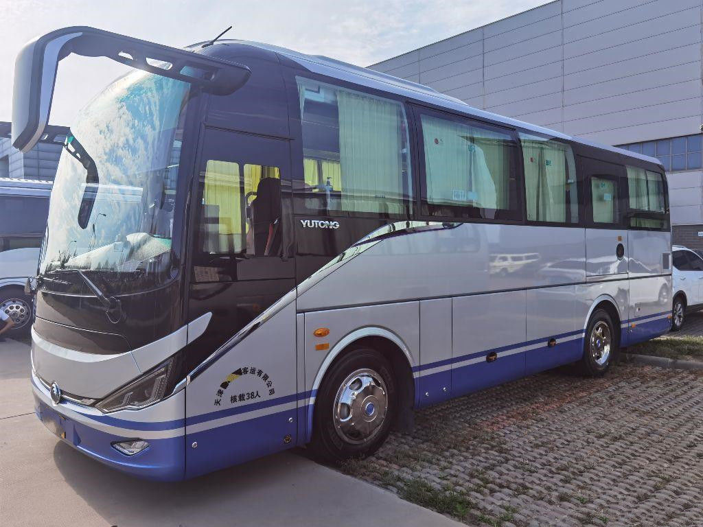 Second Hand Buses Yutong ZK6907 Luxury Coach Gasoline Engine China Electric Bus With TV