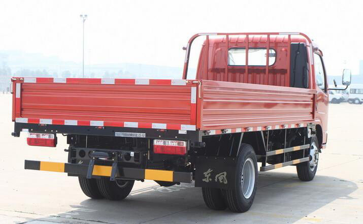 Second Hand Dongfeng 4Ton Cargo Truck 4x2 Drive Bucket Light Duty Truck LHD Year 2017