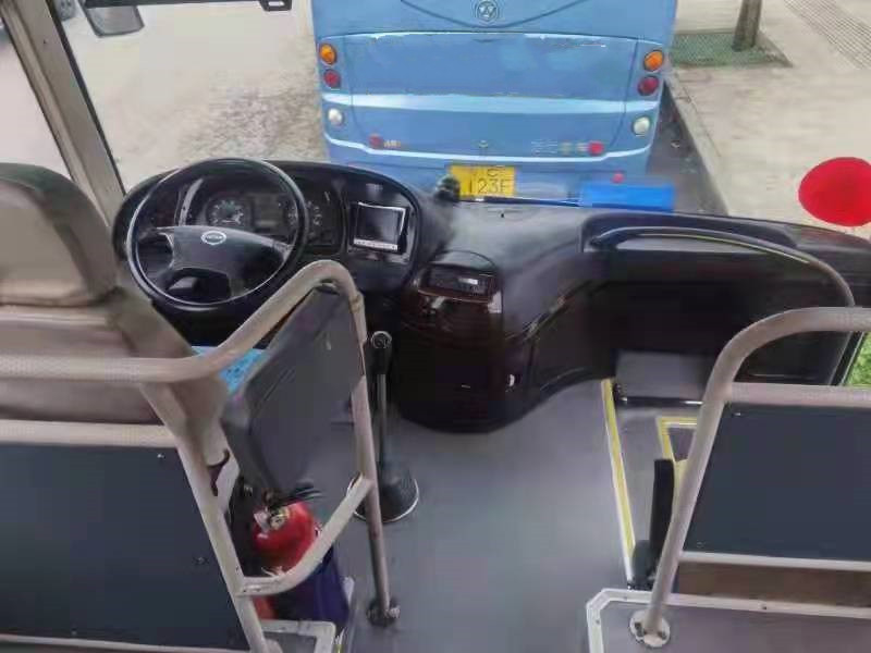 Higer Bus In Tanzania KLQ6129 Yutong Long Used Coach Buses 65 Seats RHD Front Engine 2+3 Layout Toyota Coaster Bus