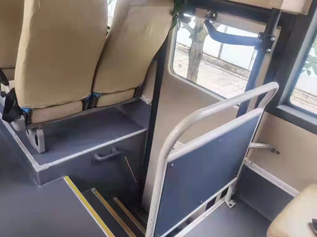 Higer Bus In Tanzania KLQ6129 Yutong Long Used Coach Buses 65 Seats RHD Front Engine 2+3 Layout Toyota Coaster Bus