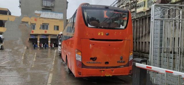 Used Yutong Tour Buses ZK6998 Used 39 Seats Diesel Yuchai Engine Coach Buses Used Intercity Luxury Buses in 2014 Year