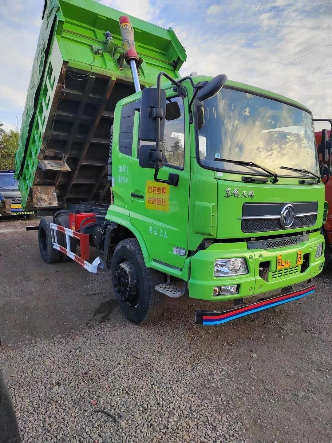 Left Used Dump Truck Dongfeng Brand 4x2 Dumper Used Light Duty Dump Trucks