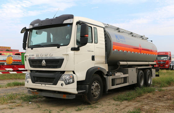 Sinotruck Howo 6*4 Drive Mode 10 Tyre Oil Tanker Truck 25 Cubic 10 Meters Long LHD