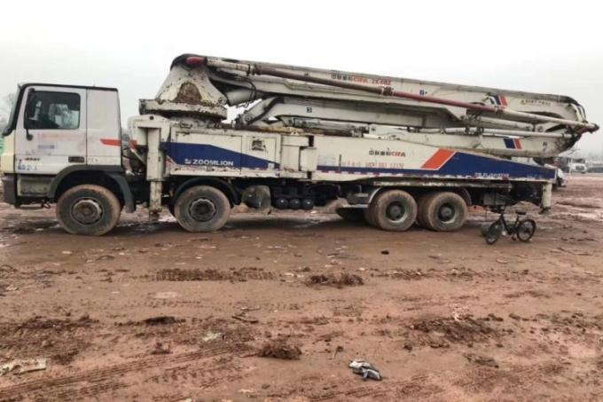 8×4 Drive Mode Used Concrete Pump Truck BENZ-ZOOMLION Brand With 52m Pump